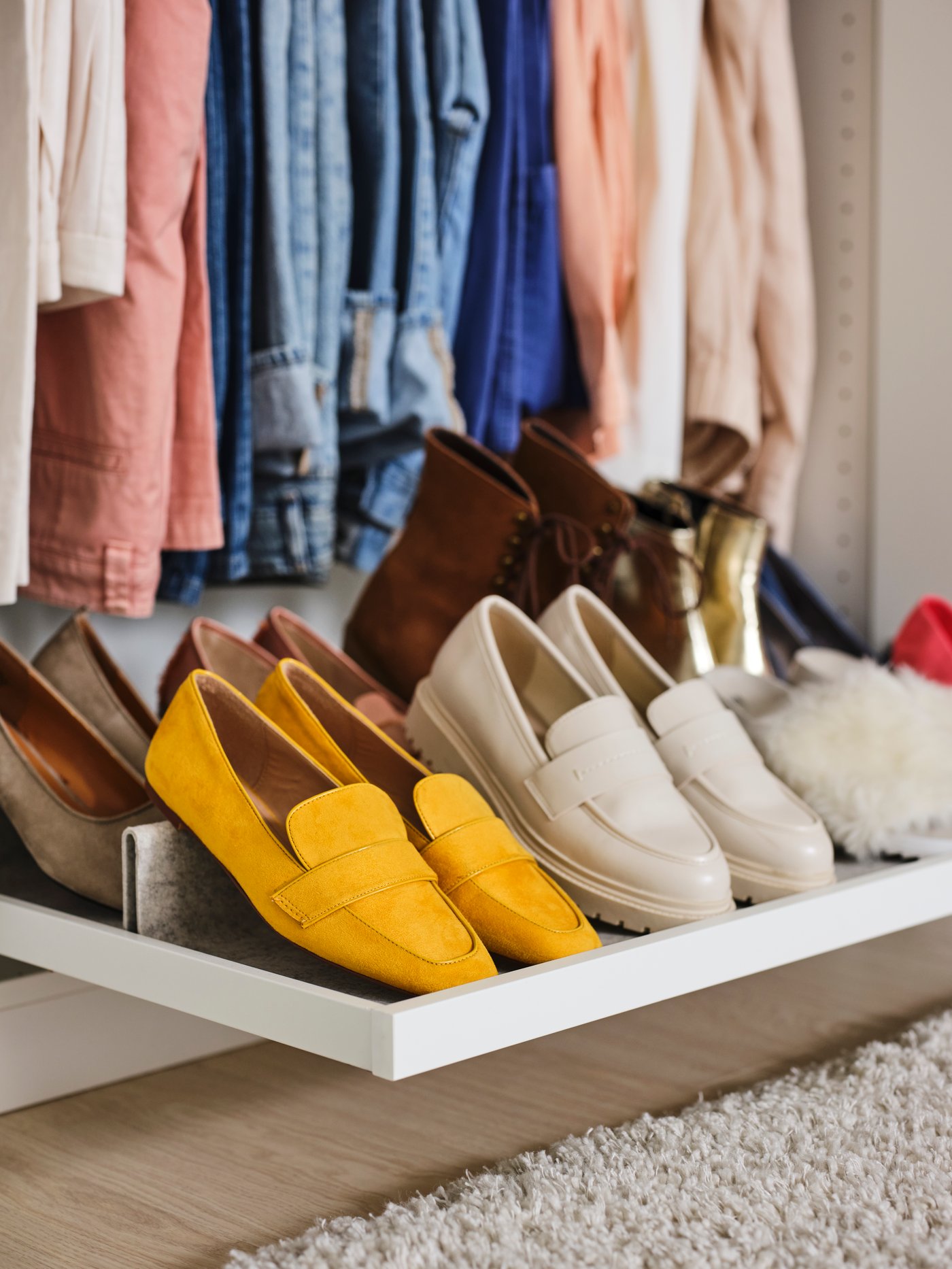 Jasnoszara wkładka KOMPLEMENT do wysuwanej półki w sypialni