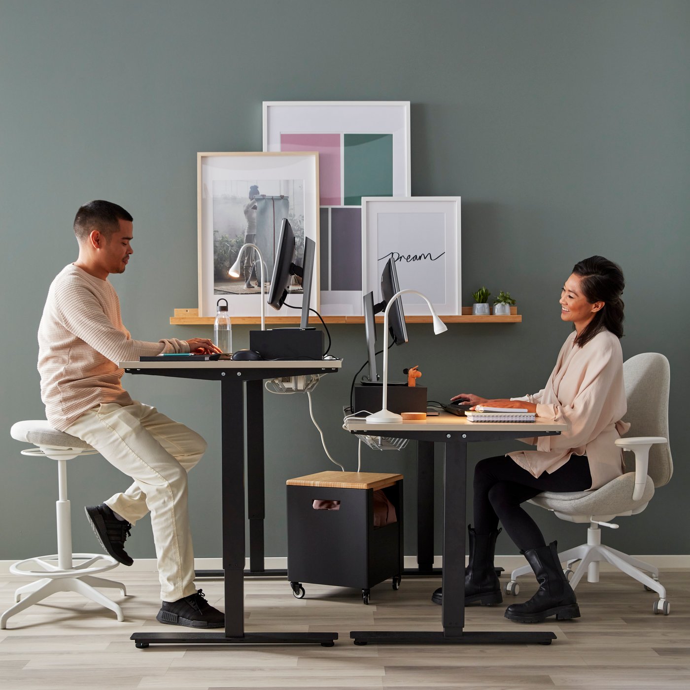 A beige/anthracite TROTTEN desk sit/stand