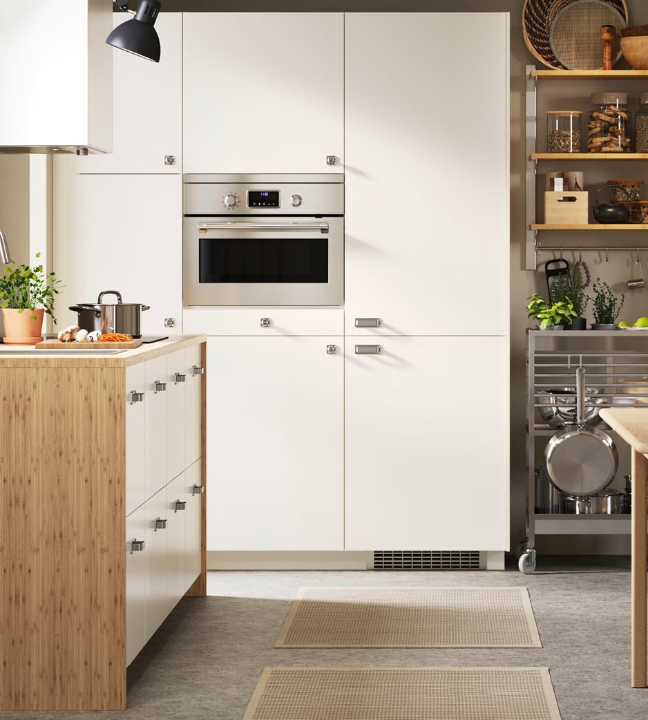 A white VEDDINGE door in the kitchen