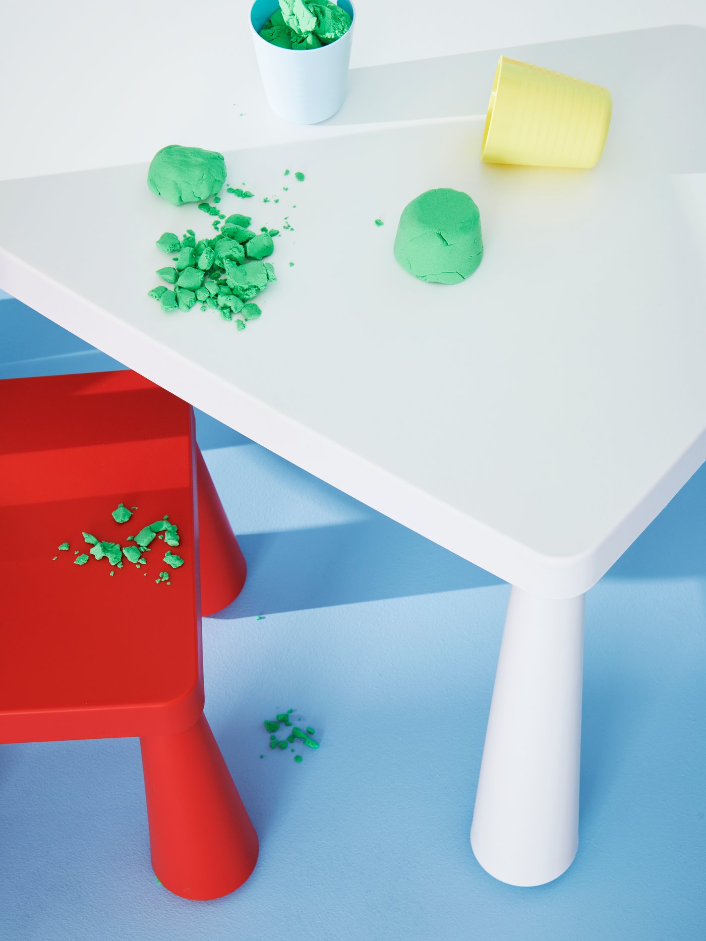 An in/outdoor/red MAMMUT children's chair