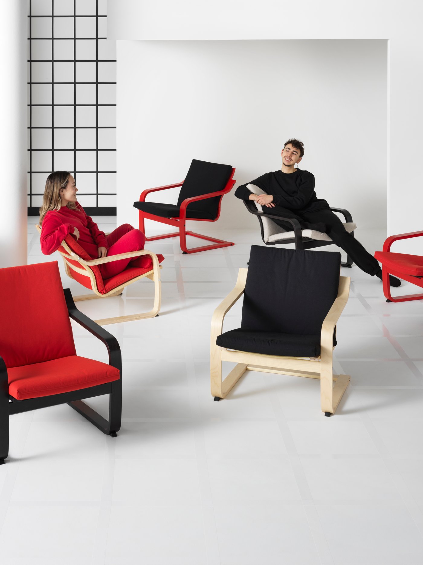 En POÄNG lenestol med lav rygg i svartbrun/Katorp naturfarget/beige.