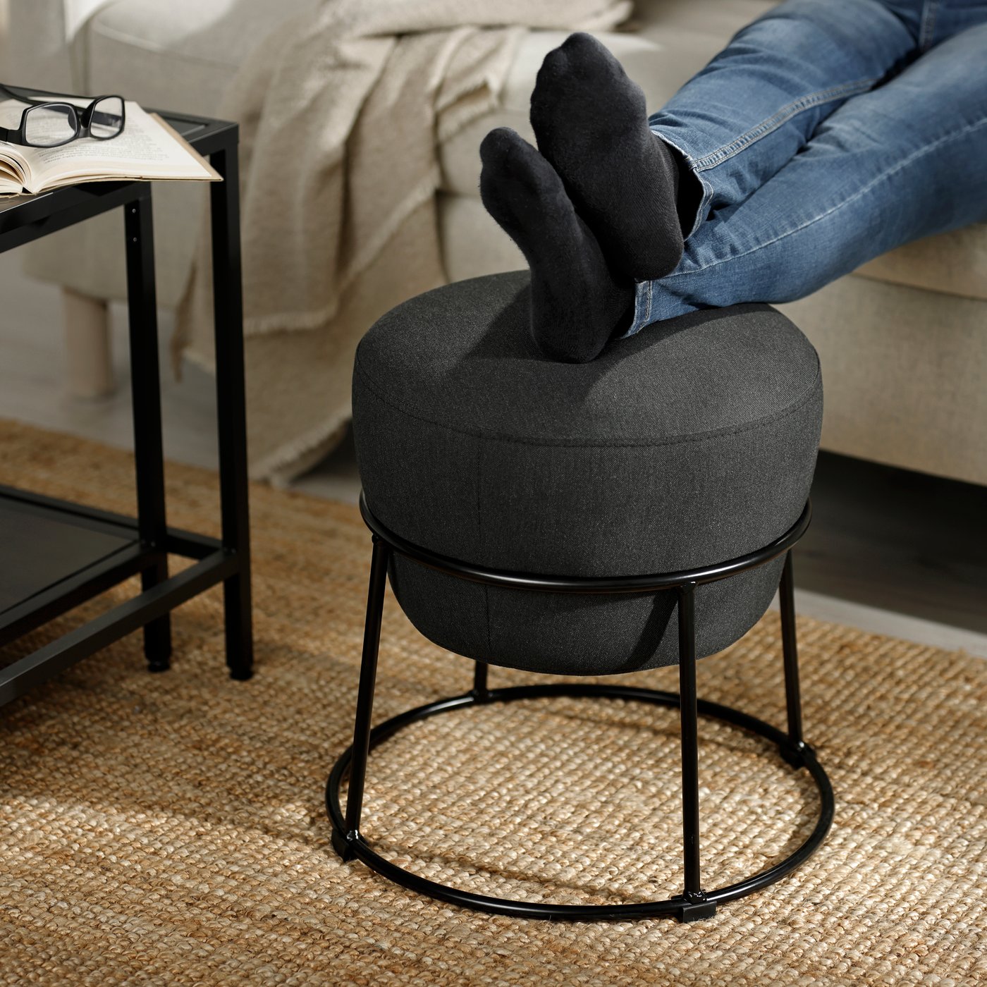 A Vissle dark grey EMMISLÖV pouffe