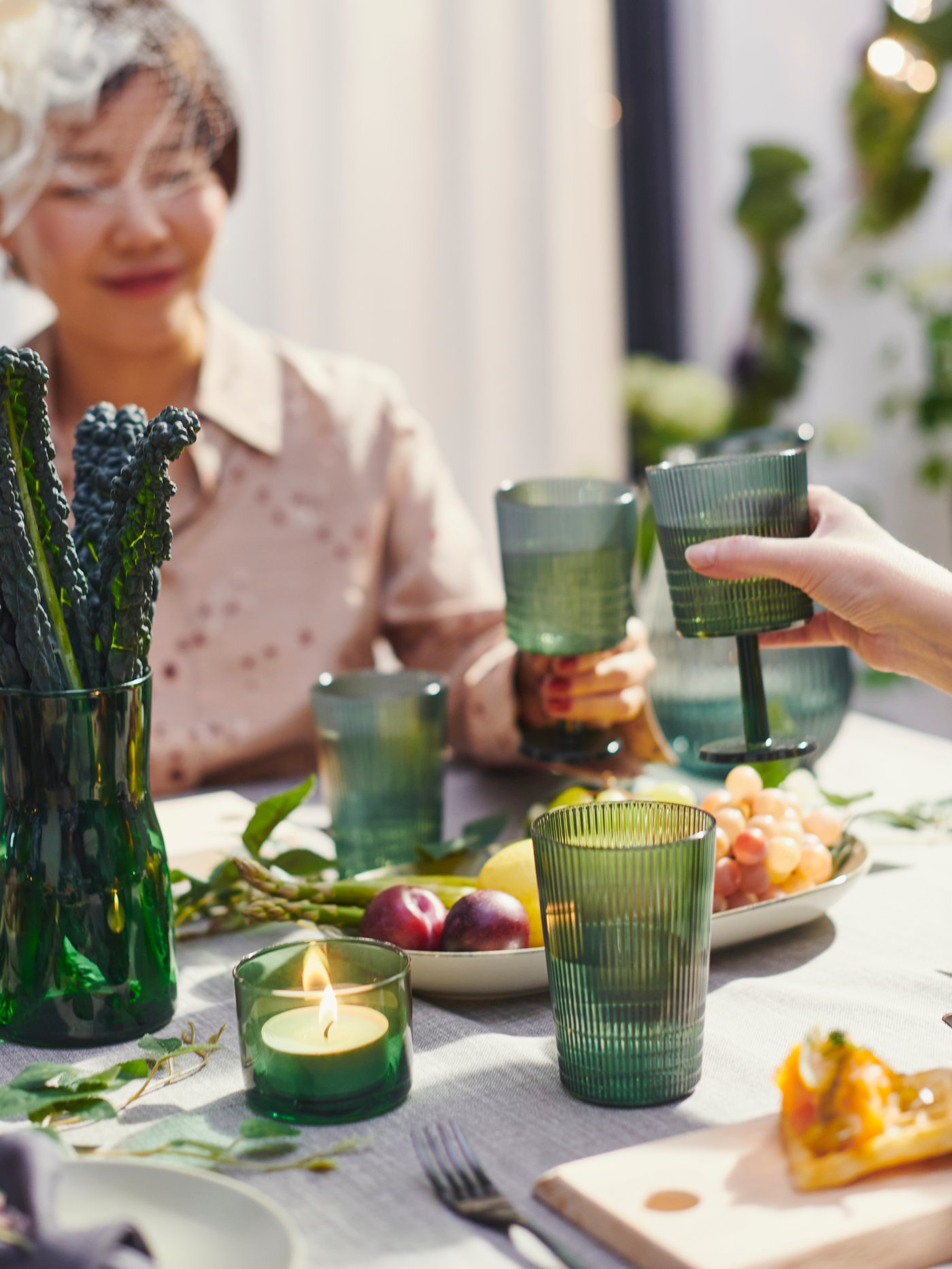 A couple clinked their KALLSINNIG Wine glass in green to celebrate the occasion.