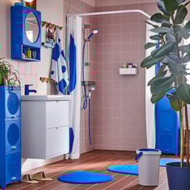 A white/blue BERGVATTNET shower curtain