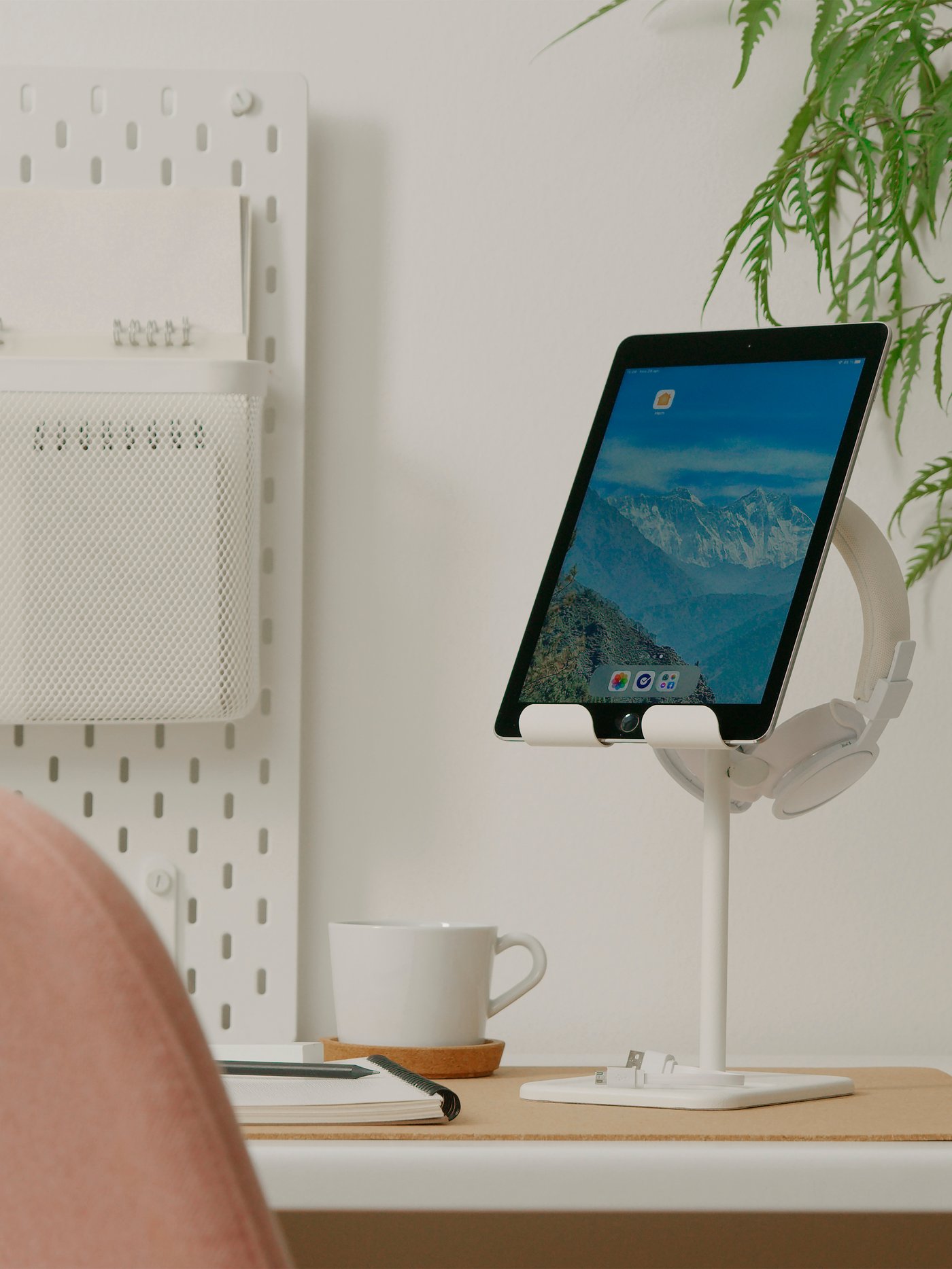 En HAVREHOJ holder for nettbrett på et skrivebord.