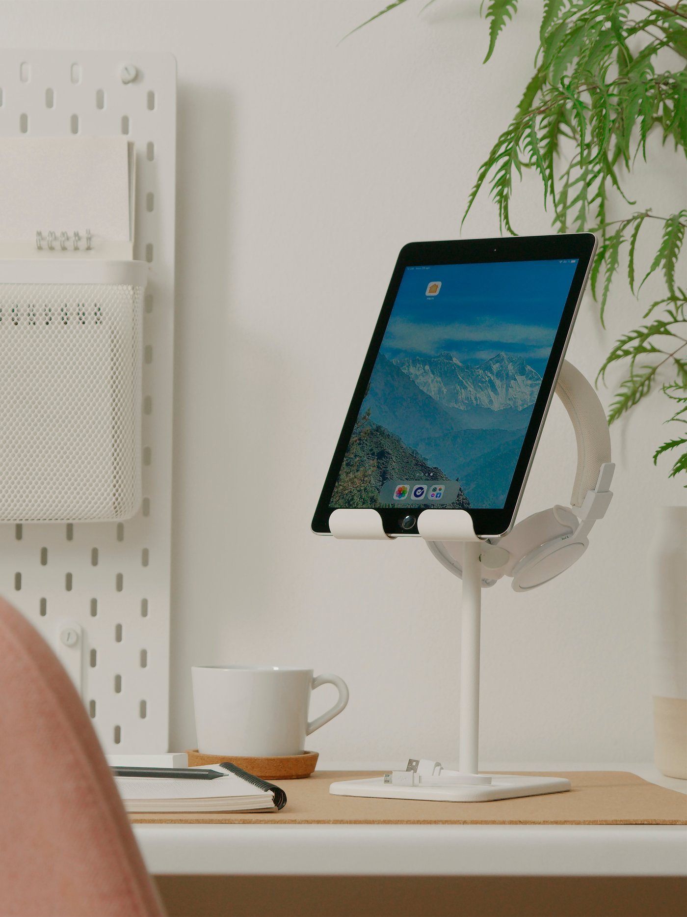 En HAVREHOJ holder for nettbrett på et skrivebord.