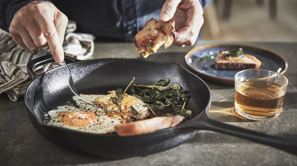 A cast iron VARDAGEN frying pan