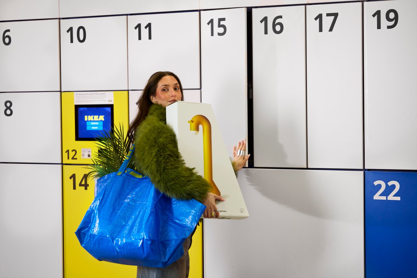Henkilö hakee pakettia IKEA-noutopisteeltä.