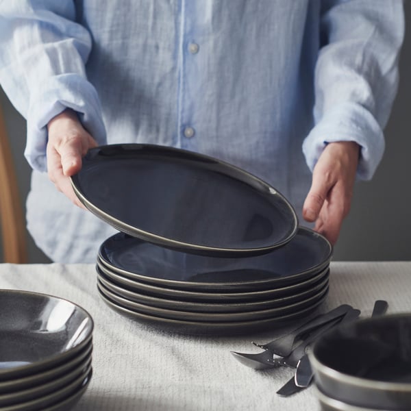 A dark grey GLADELIG plate