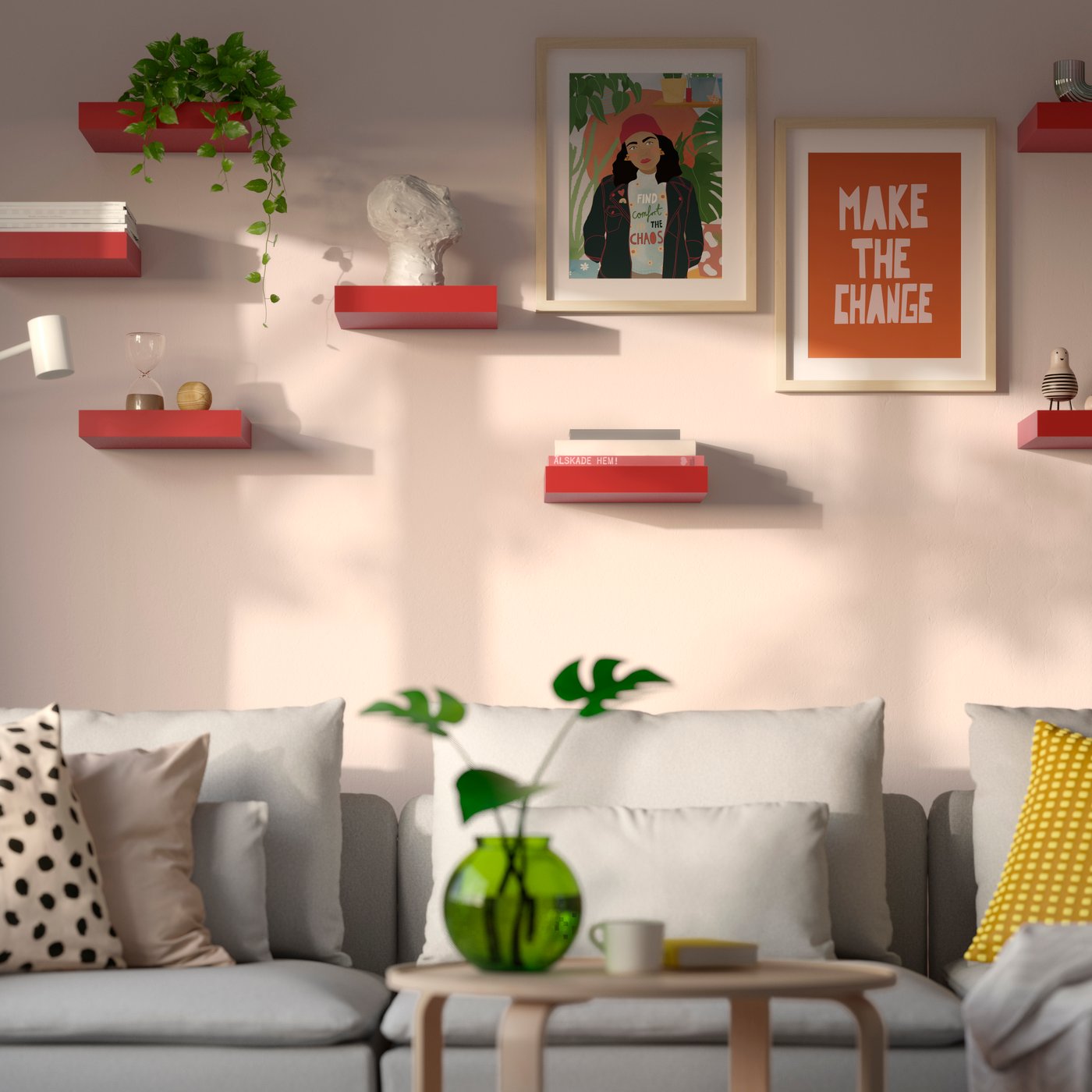 Ein rotes LACK Wandregal im Wohnzimmer