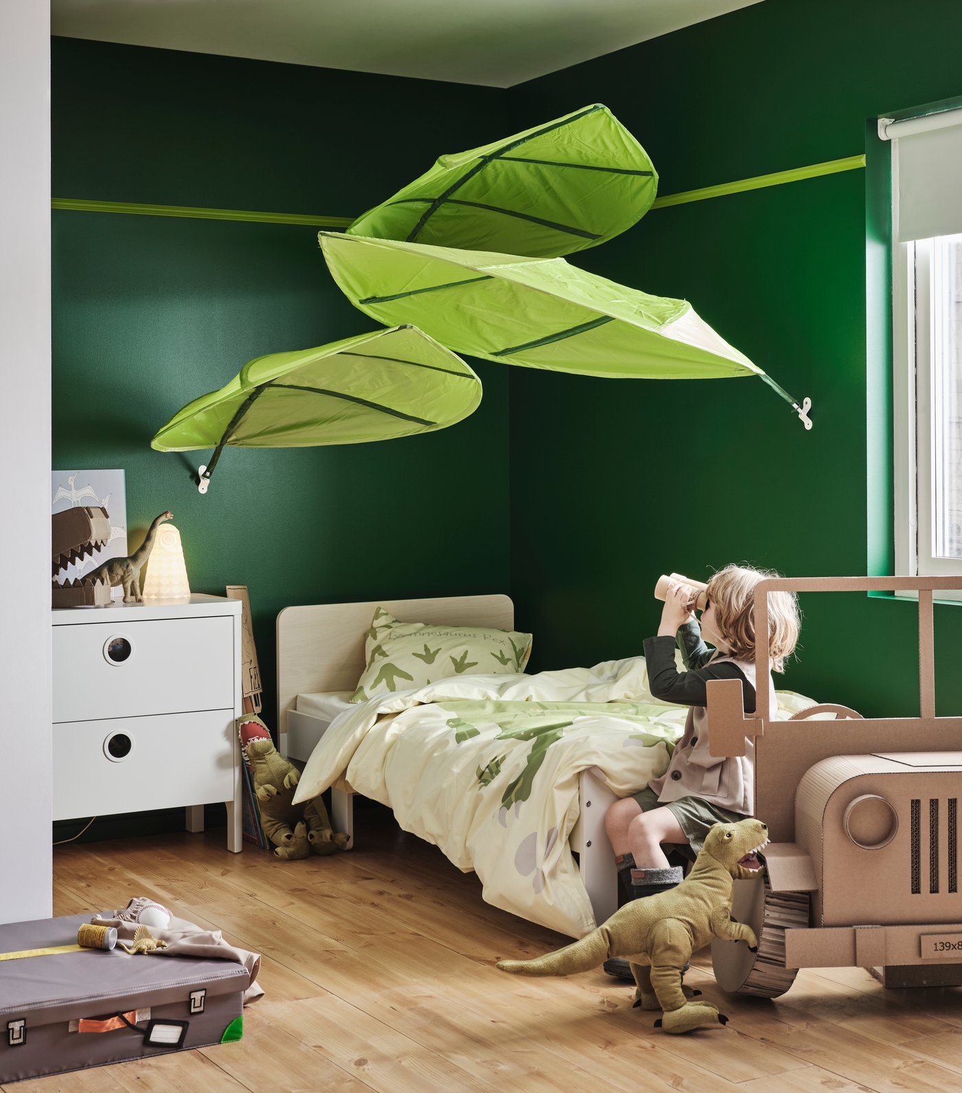 A Tyrannosaurus Rex/Triceratops/yellow JÄTTELIK duvet cover and pillowcase in the bedroom