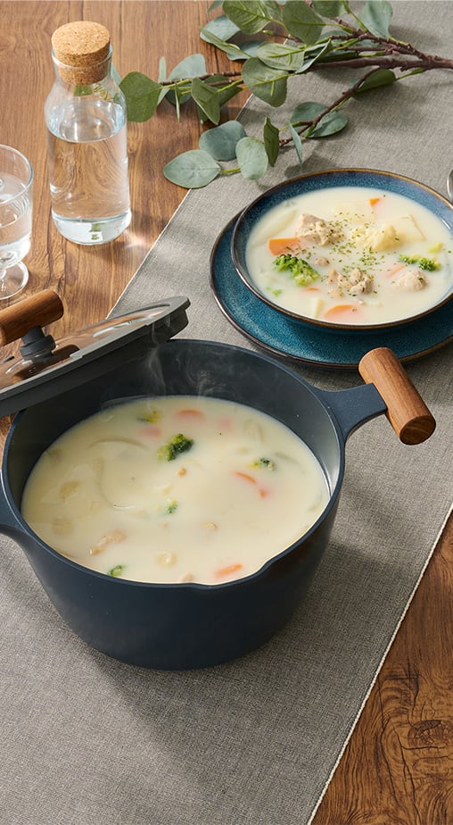 A blue GLADELIG plate