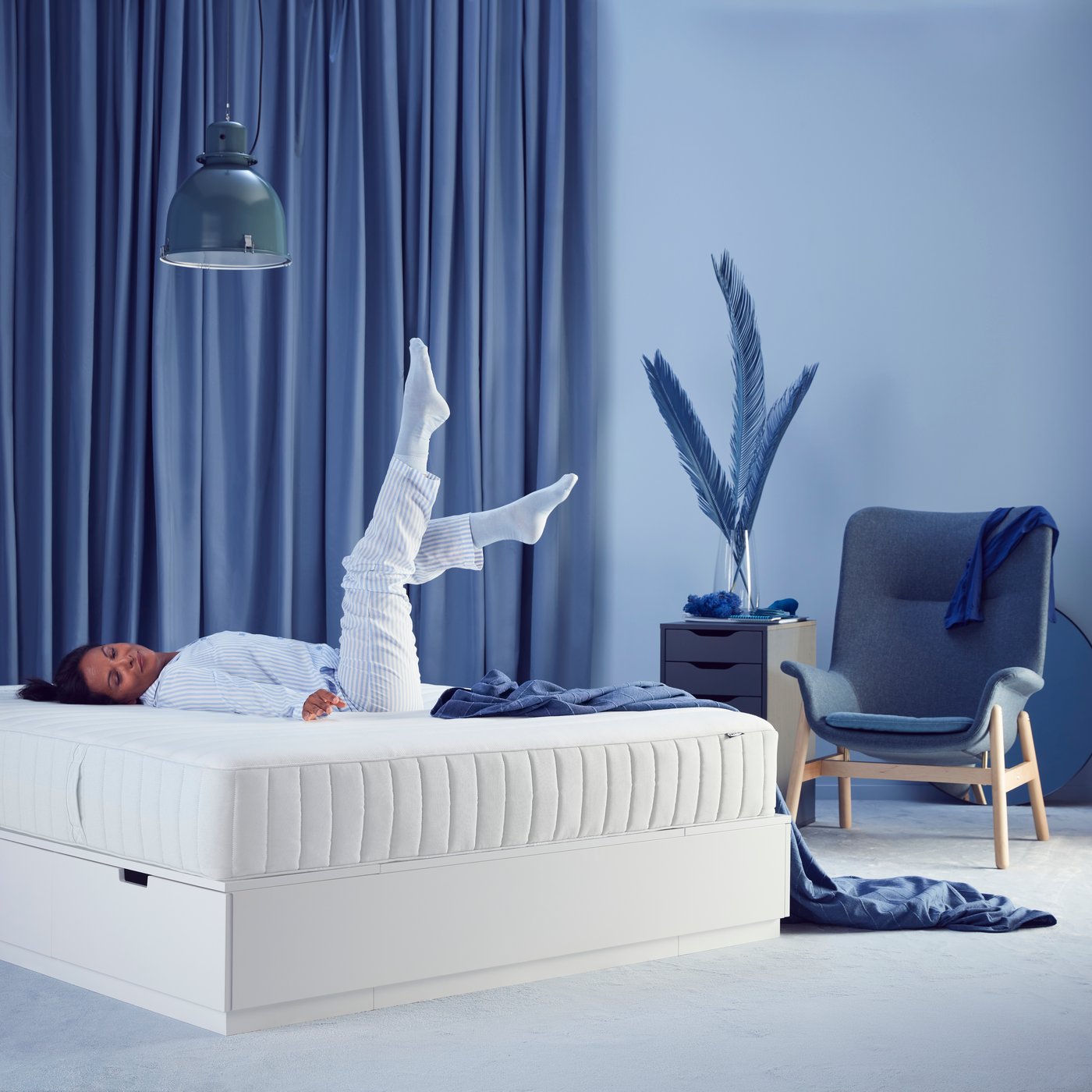 A grey-turquoise ALEX drawer unit in the bedroom