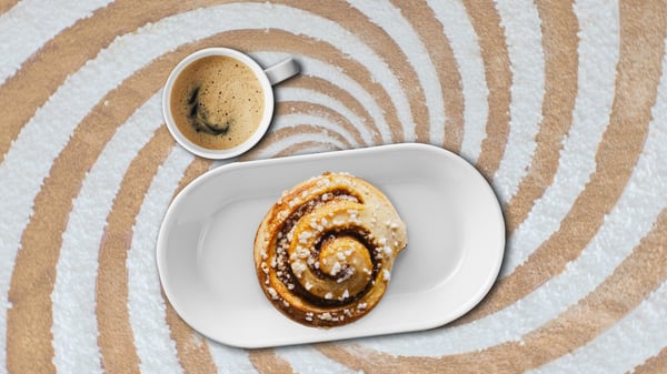 Una girella alla cannella KAFFEREP e un caffè