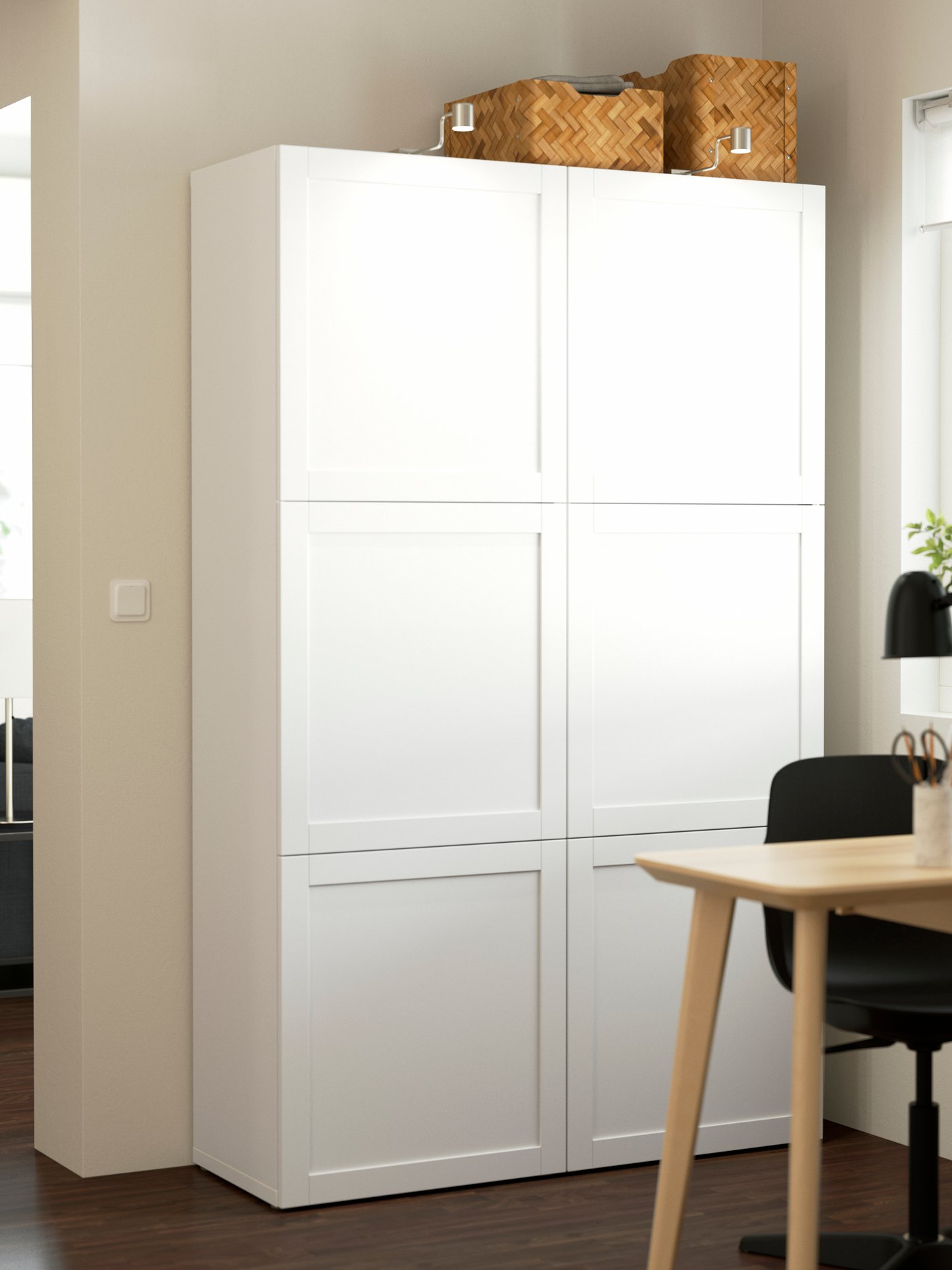 Une combinaison de rangement BESTÅ blanc/Hanviken blanc avec portes