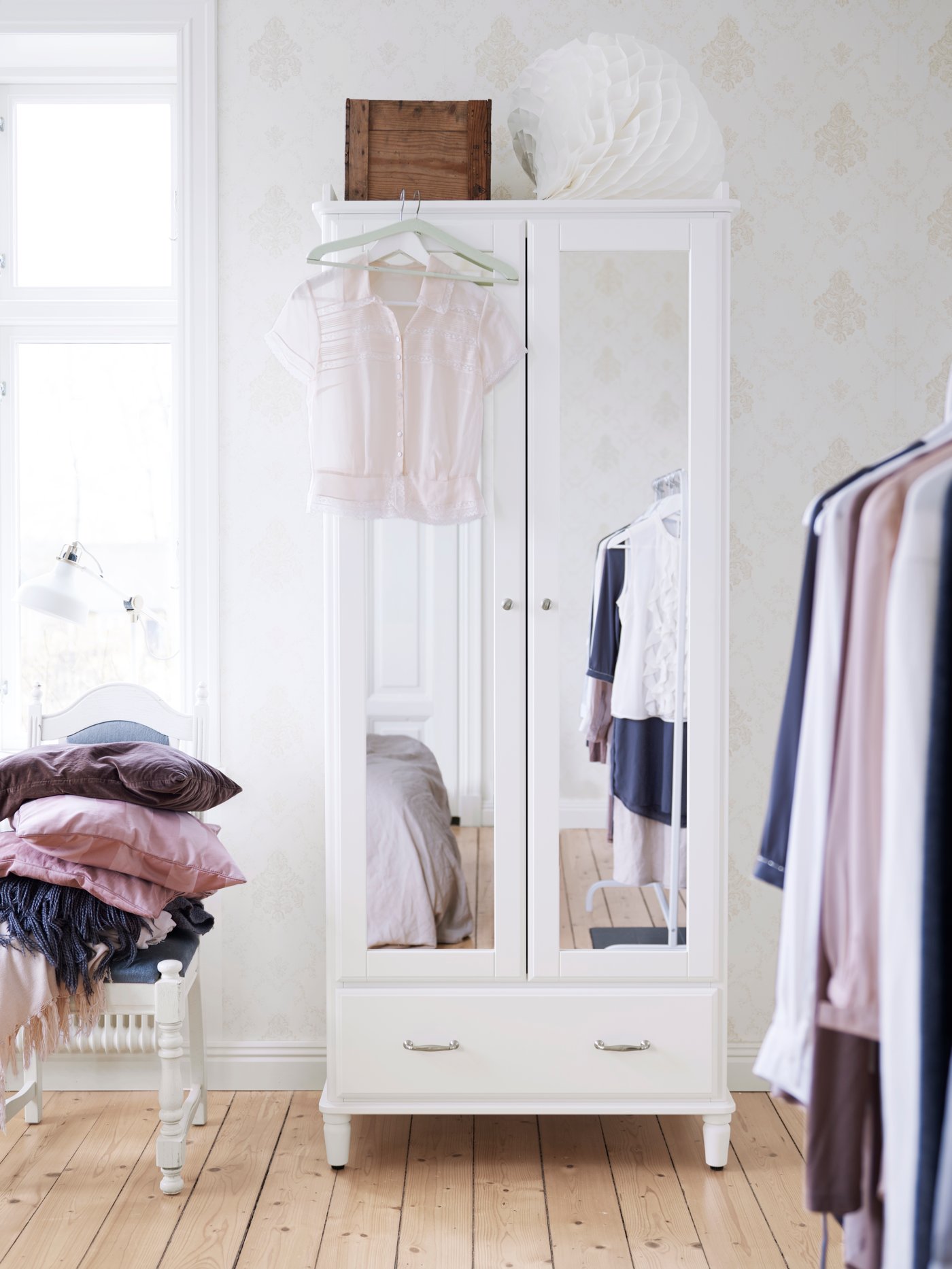 Un clóset TYSSEDAL blancoy en cada puerta un espejo.