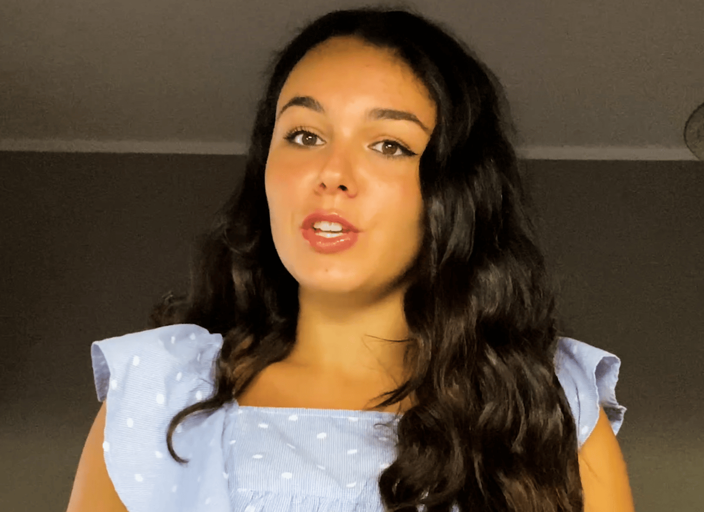 تقدم Diletta Secco نفسها ووصفة المعكرونة الإيطالية الخاصة بها وهي تواجه الكاميرا.