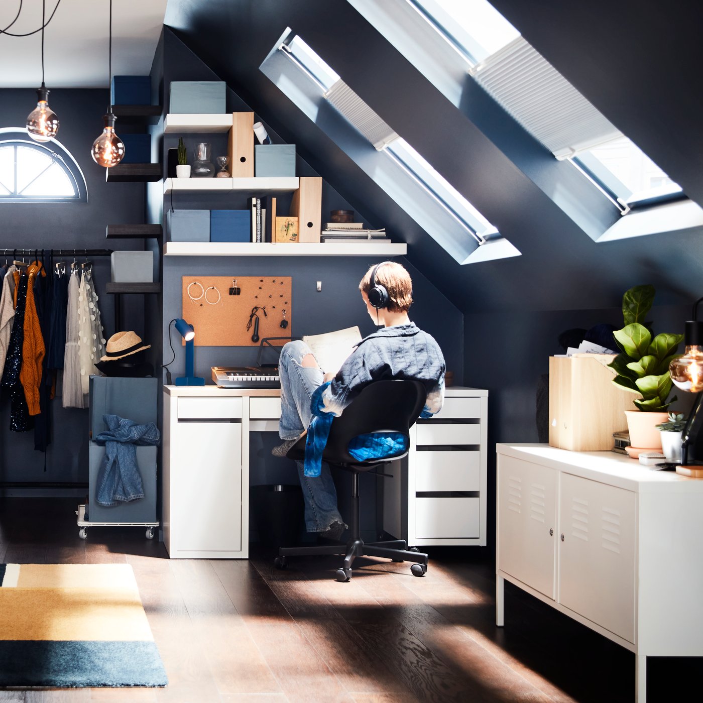 A black HEMMA cord set in the home office