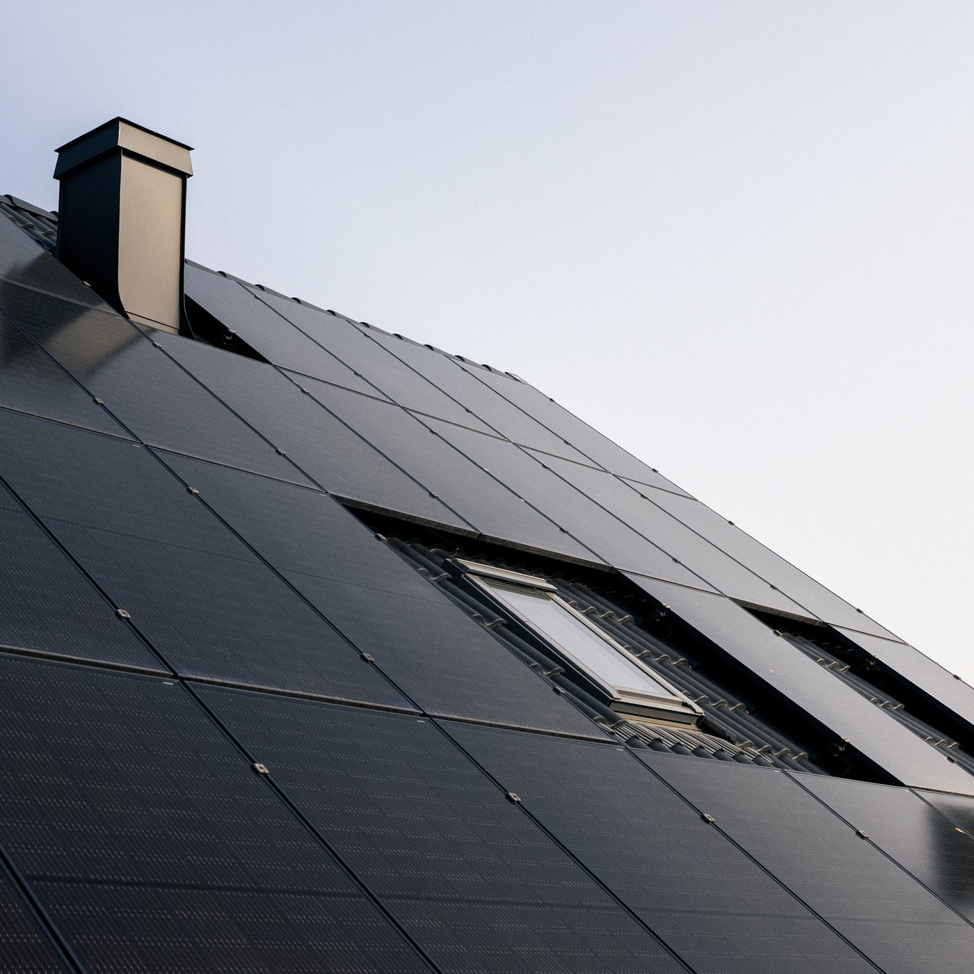 Painéis solares no telhado.