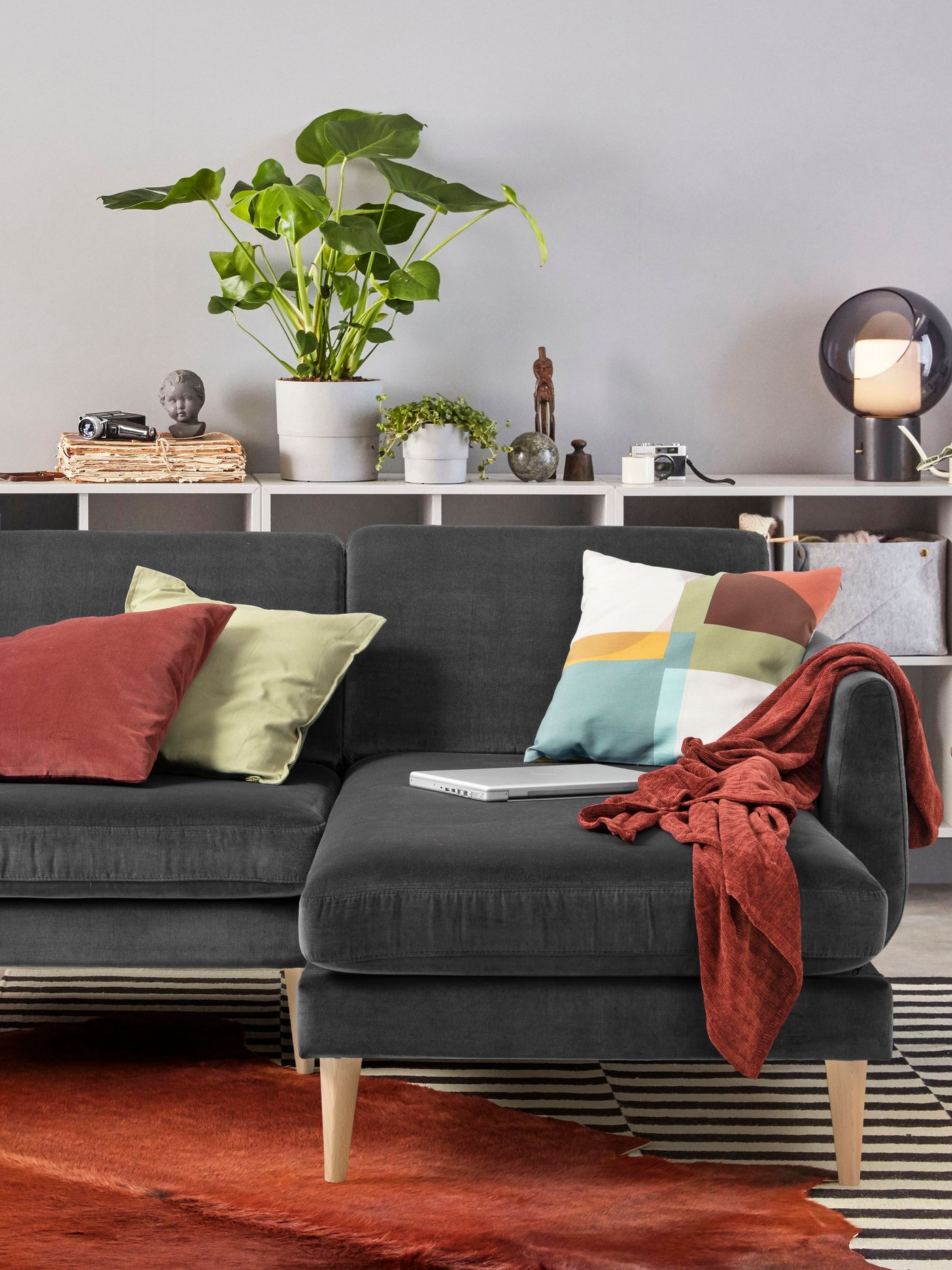 En SMEDSTORP 4-seat sofa with chaise longue i Djuparp mørk grå med sjeselong.