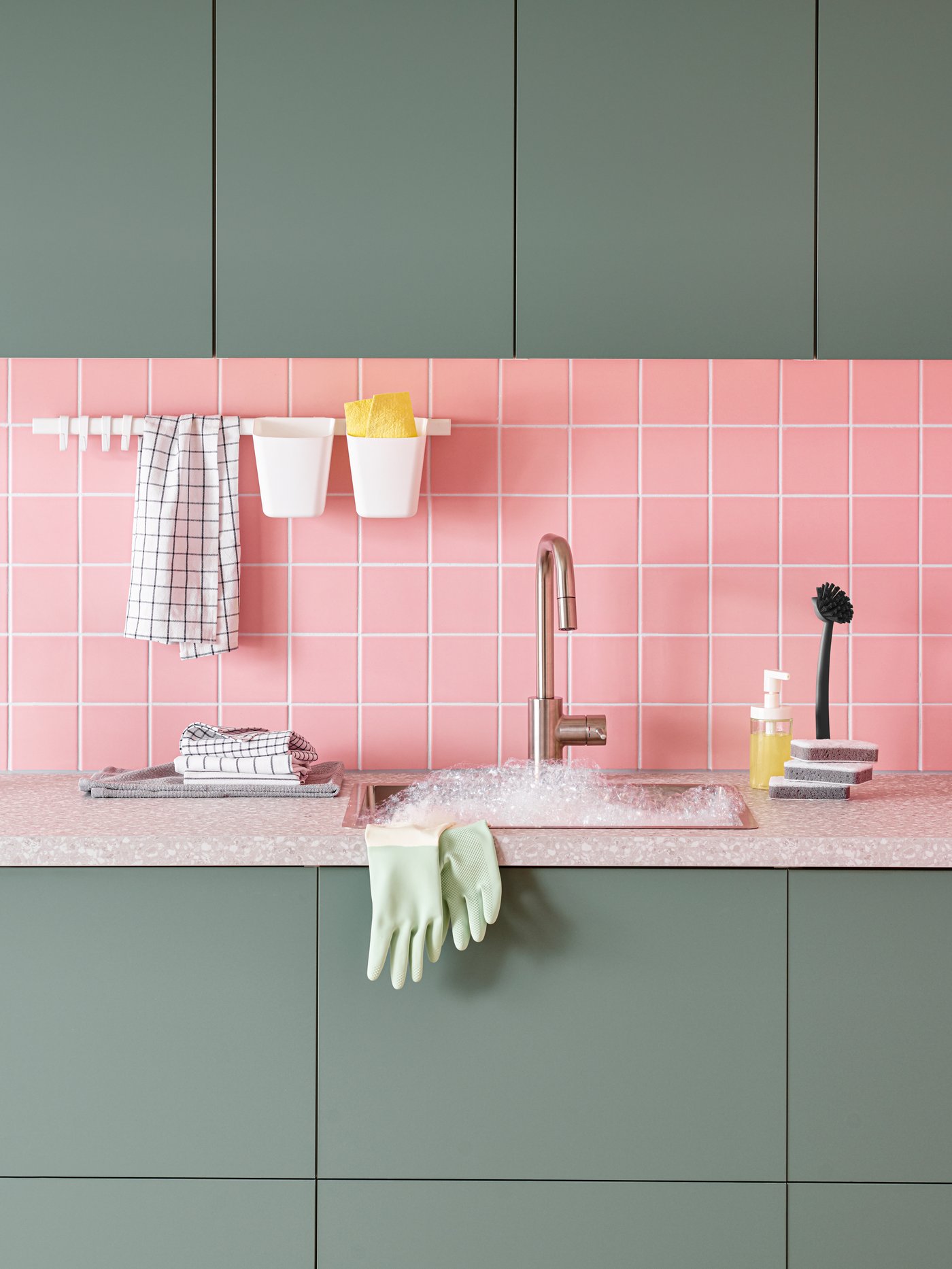 A green RINNIG cleaning gloves in the kitchen