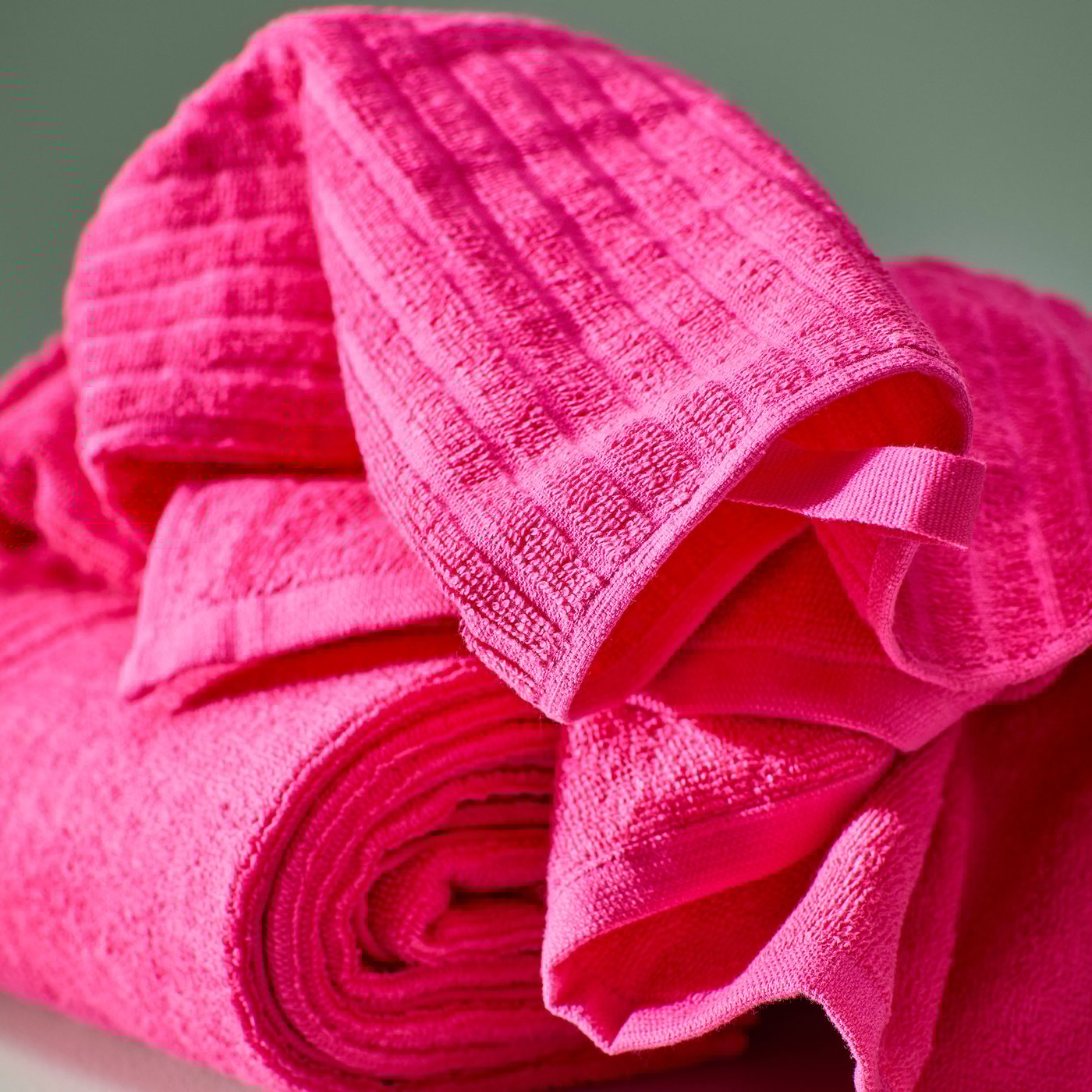 A bright pink VÅGSJÖN bath towel