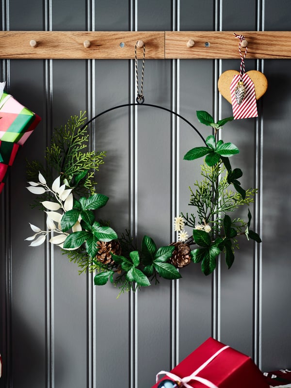 An in/outdoor green/white VINTERFINT artificial half wreath