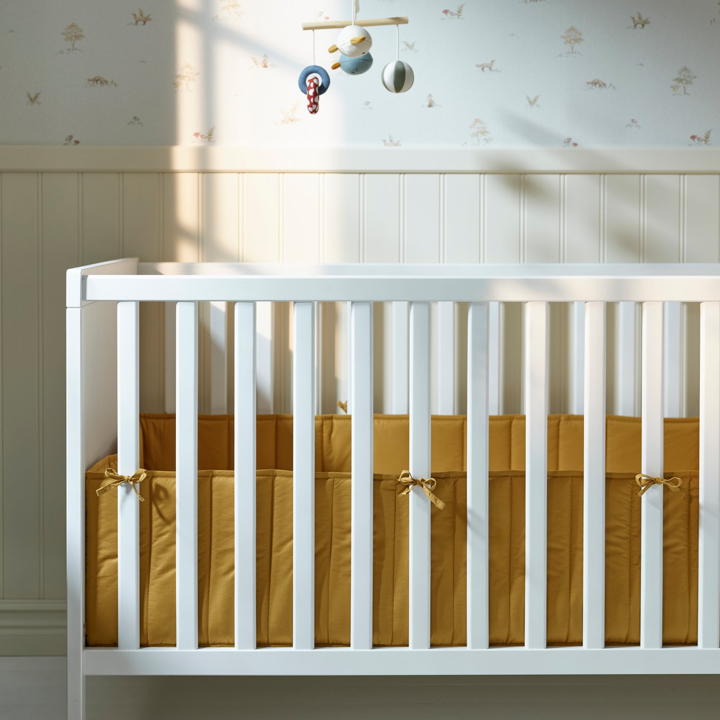 Ein mehrfarbiges GULDVÄVARE-Mobile