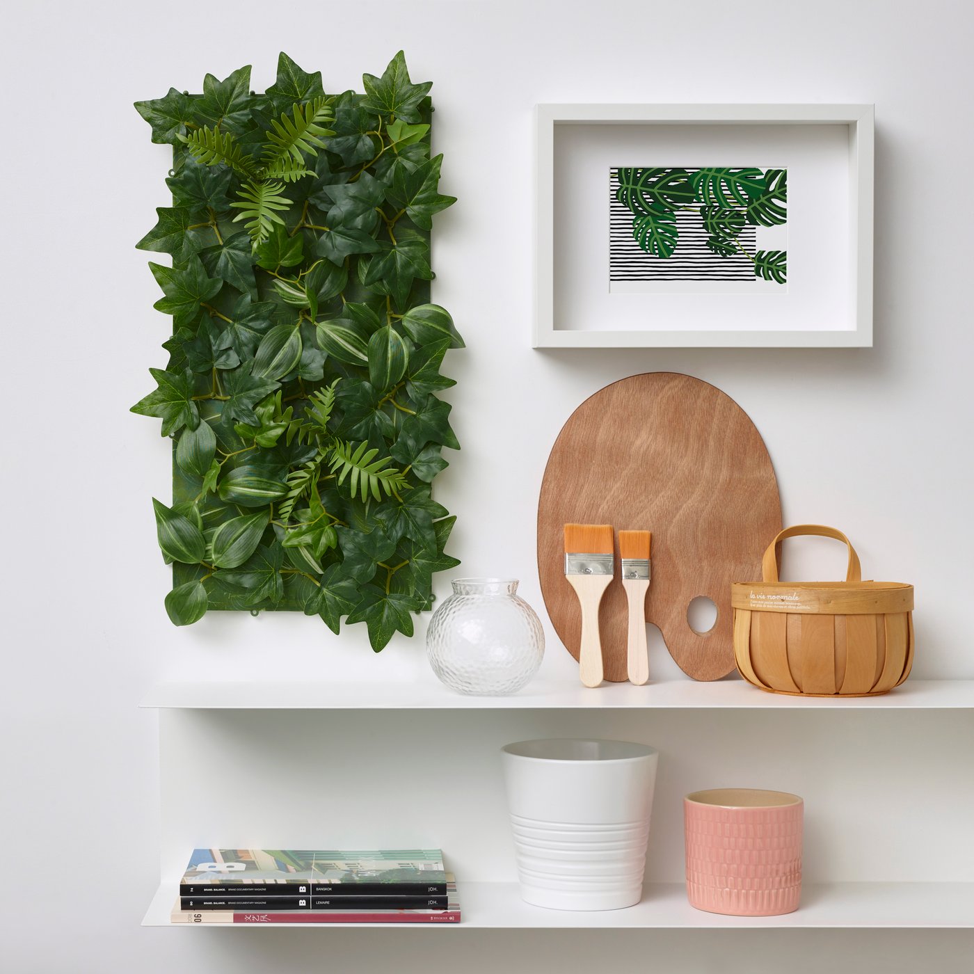 A wall-mounted/indoor/outdoor green FEJKA artificial plant
