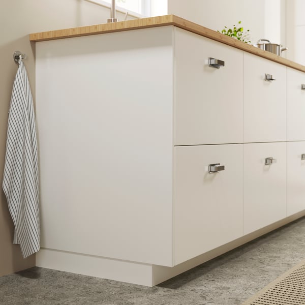 A kitchen with white VEDDINGE fronts.