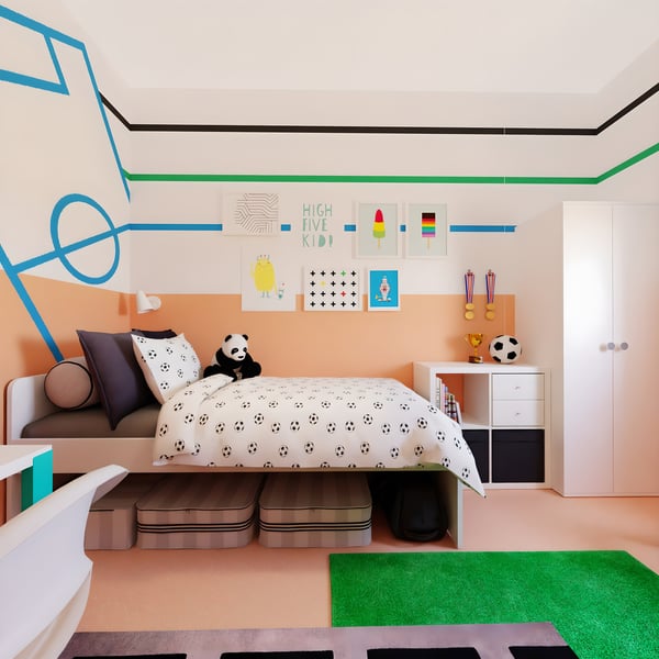 Dormitorio infantil colorido con cama de temática futbolera, peluche de panda, estantería con libros, trofeos y medallas, cama individual SLÄKT y detalles en verde con patrones geométricos.