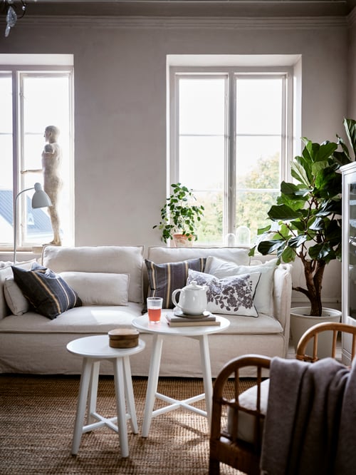 Decorate a large, pared back cream SÖDERHAMN sofa with stylish floral cushions.
