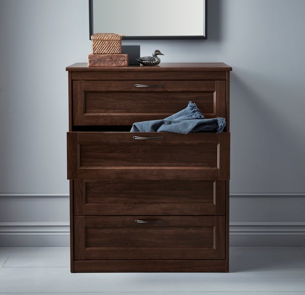 A brown SONGESAND chest of 4 drawers in the bedroom
