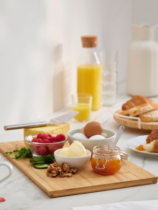 A bamboo APTITLIG chopping board.