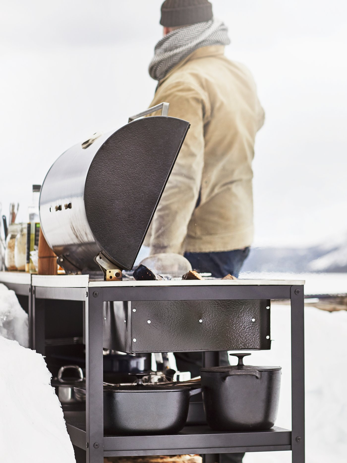 Ein schwarzer/edelstahlfarbener GRILLSKÄR Holzkohlegrill für den Außenbereich