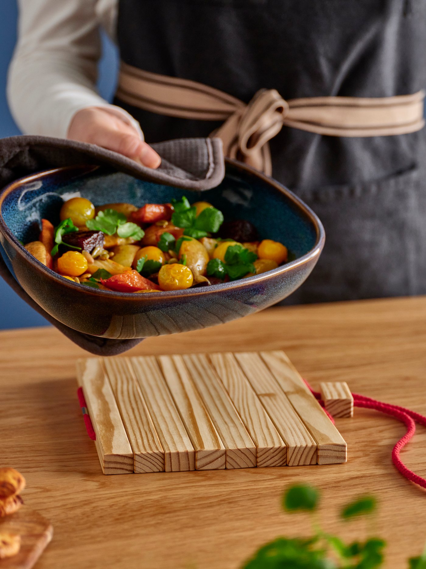 מעמד HALVNÄBB לעציצים נפתח בצבע אדום בוהק/אורן