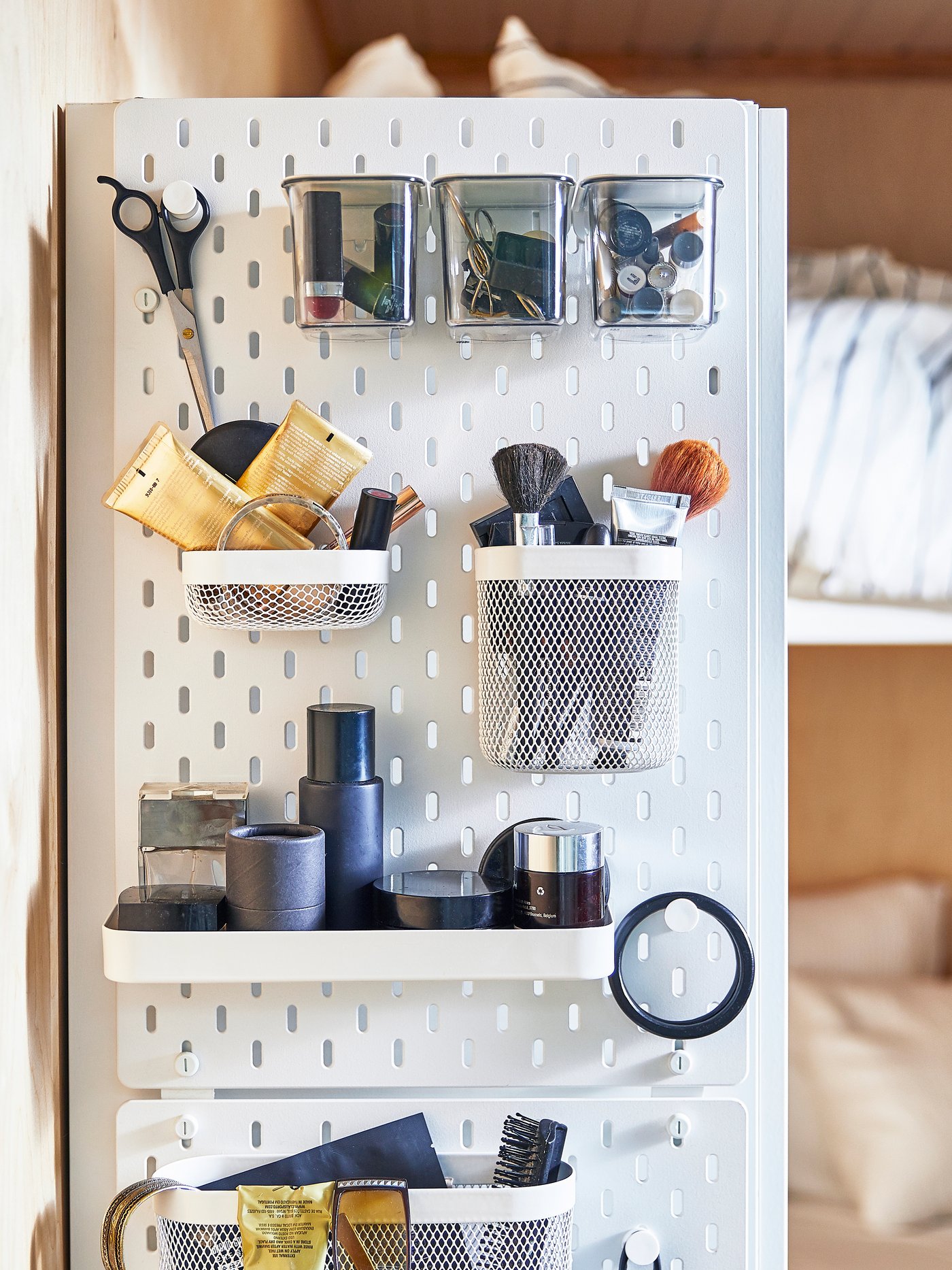 A white SKÅDIS container with lid