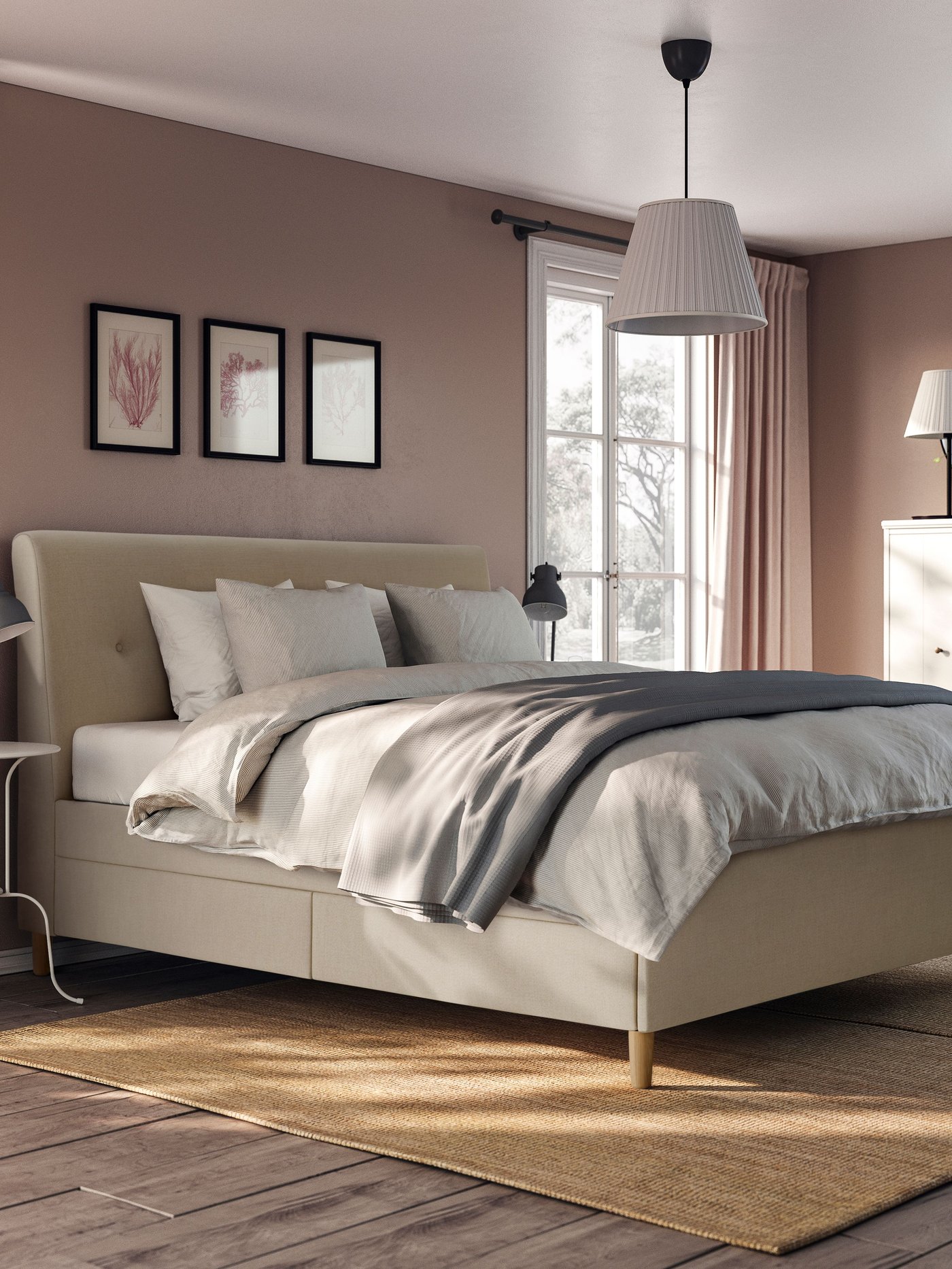 Ein beiges IDANÄS-Polsterbett mit Stauraum von Naggen im Schlafzimmer