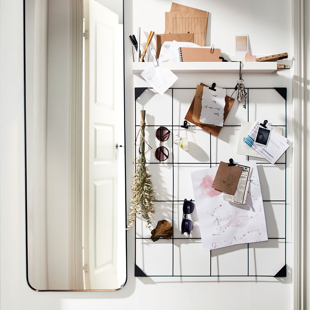 En sort SÖSDALA memo-tavle med klemmer i gangen