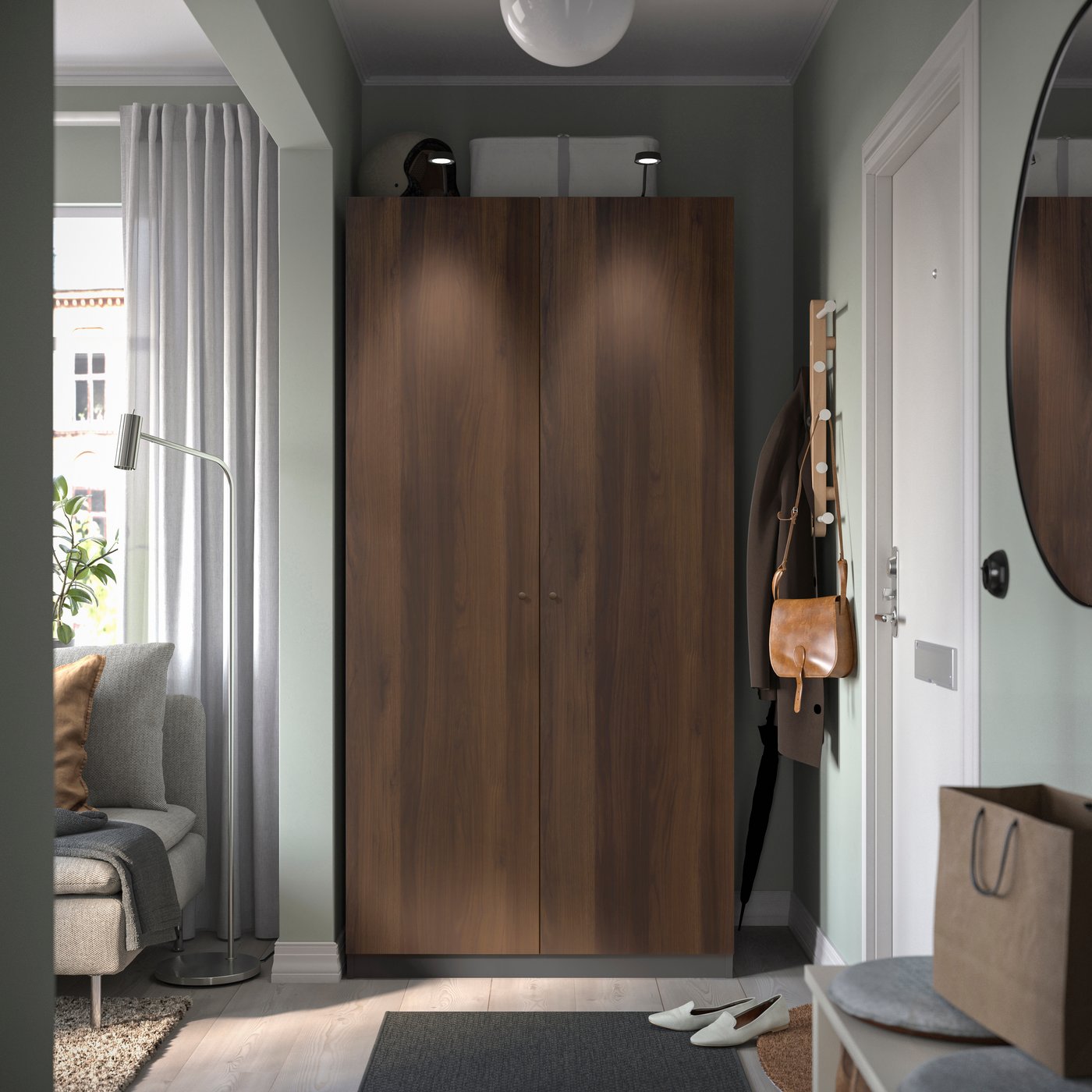 Une armoire PAX effet bois foncé