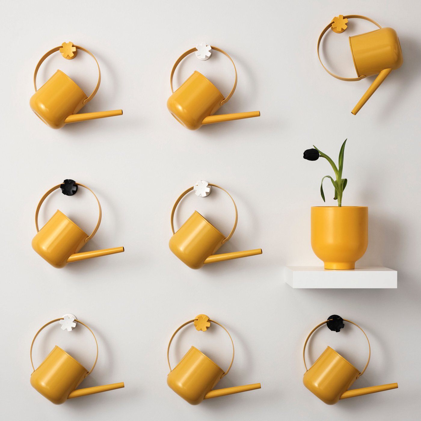 Dekorativ vit vägg med åtta gula vattenkannor, en vit hylla med gul kruka med svart blomma i nedre mittposition.

