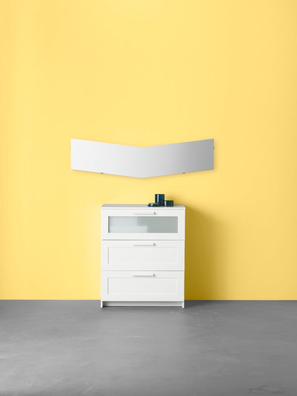 Comoda con tres cajones blanco/vidrio esmerilado.