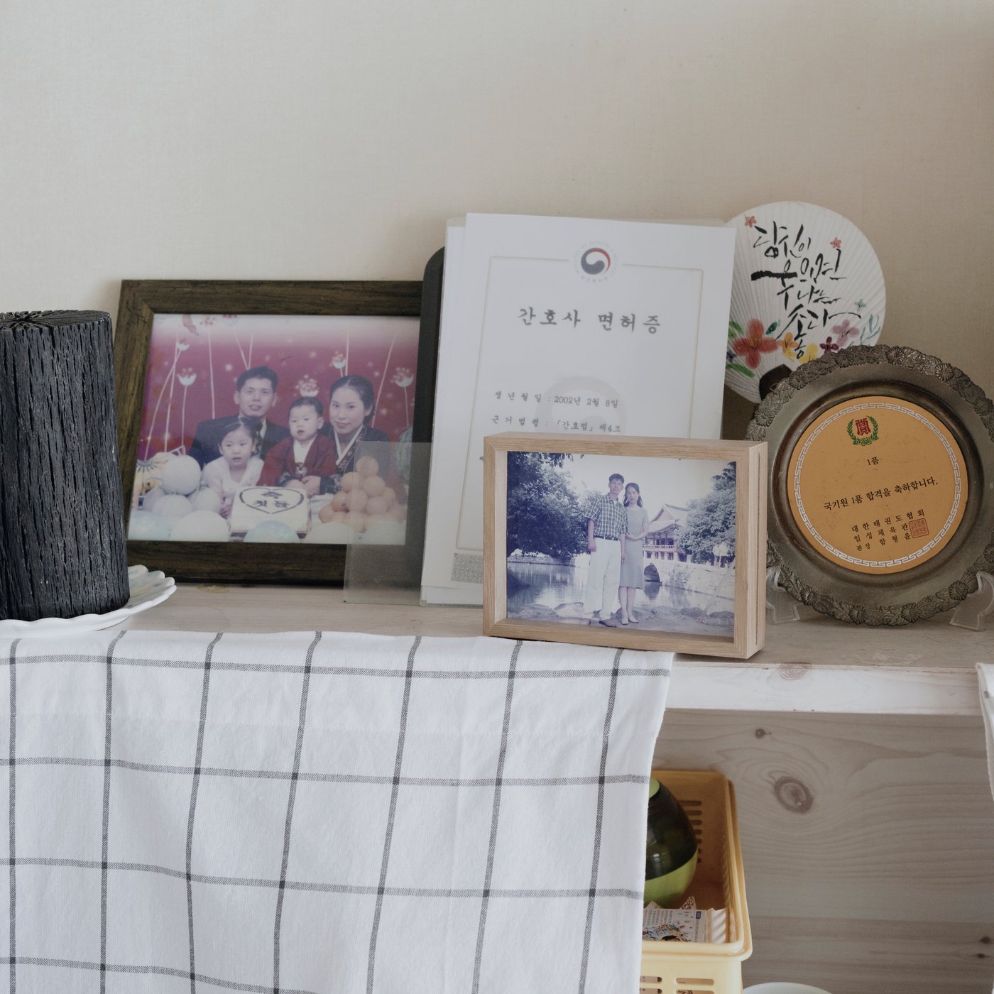 다양한 가족사진과 상장의 이미지