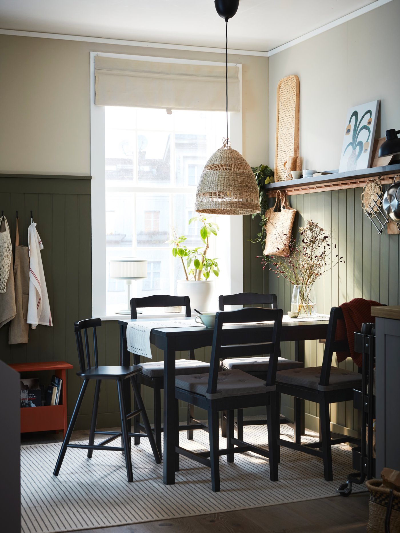 家族みんなが快適に使える小さなコテージスタイルのダイニングルーム