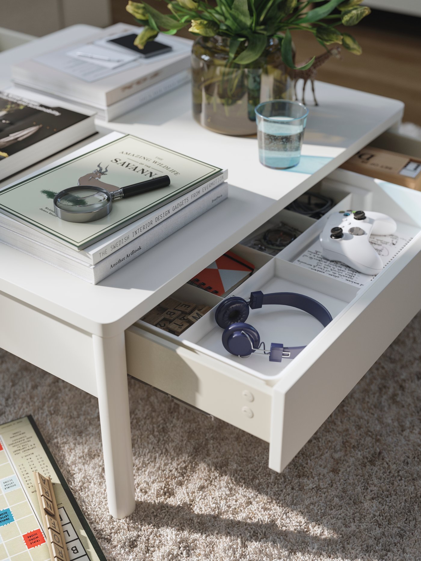Soffbord med utdragbara lådor för dold förvaring av fjärrkontroller och småsaker.