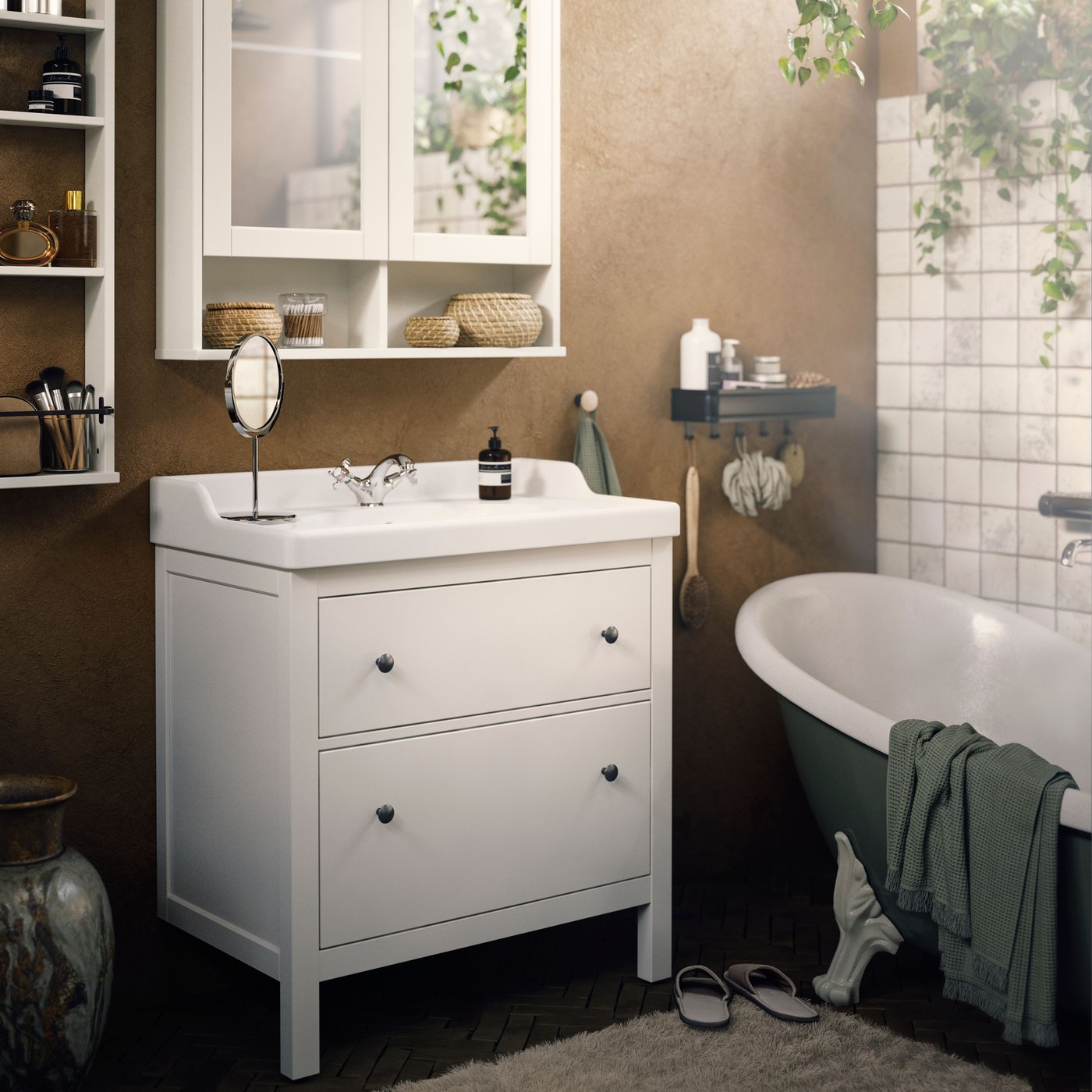 Es ist ein Badezimmer mit HEMNES Spiegelschränken mit 2 Türen in Weiß, Badezimmerartikeln auf weißen Wandregalen und Wandleuchten zu sehen.