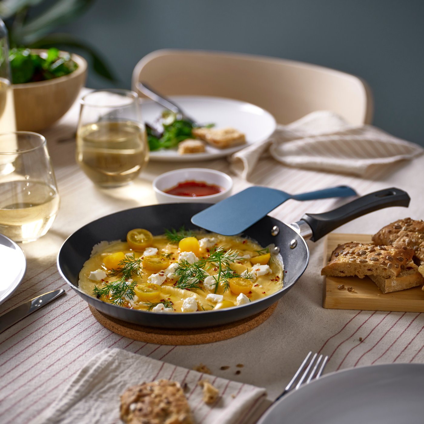 A non-stick coating black TAGGHAJ frying pan