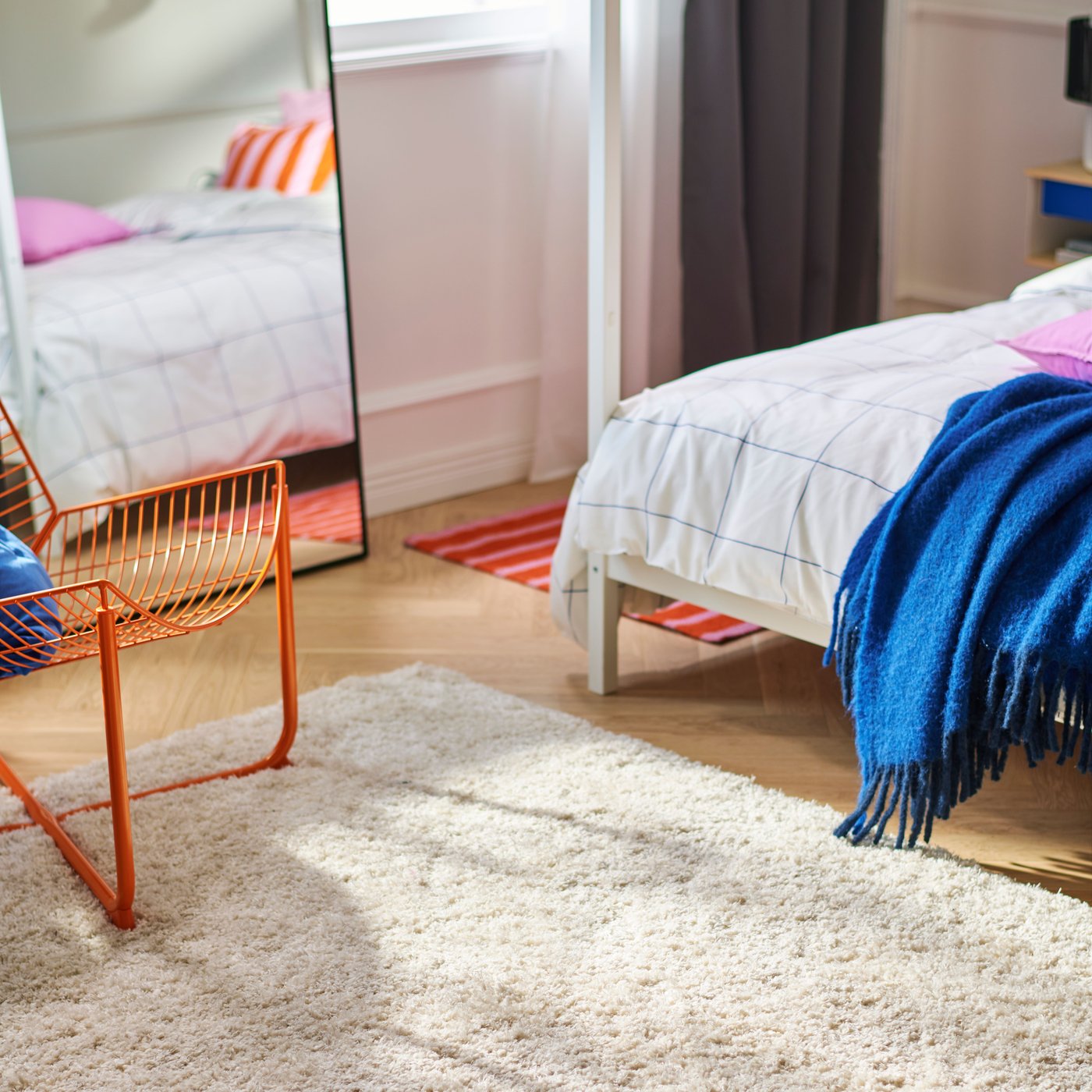 Nahaufnahme eines VOLLERSLEV Teppichs in einem bunten Schlafzimmer.