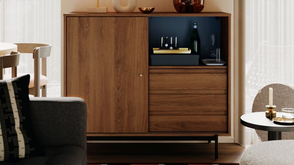 RÅDMANSÖ skjenk med skuffer og dører.