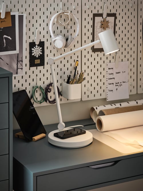 Un spațiu de lucru modern, dotat cu o lampă de lucru cu încărcare wireless, o combinație pegboard, un suport de birou și un suport pentru smartphone.